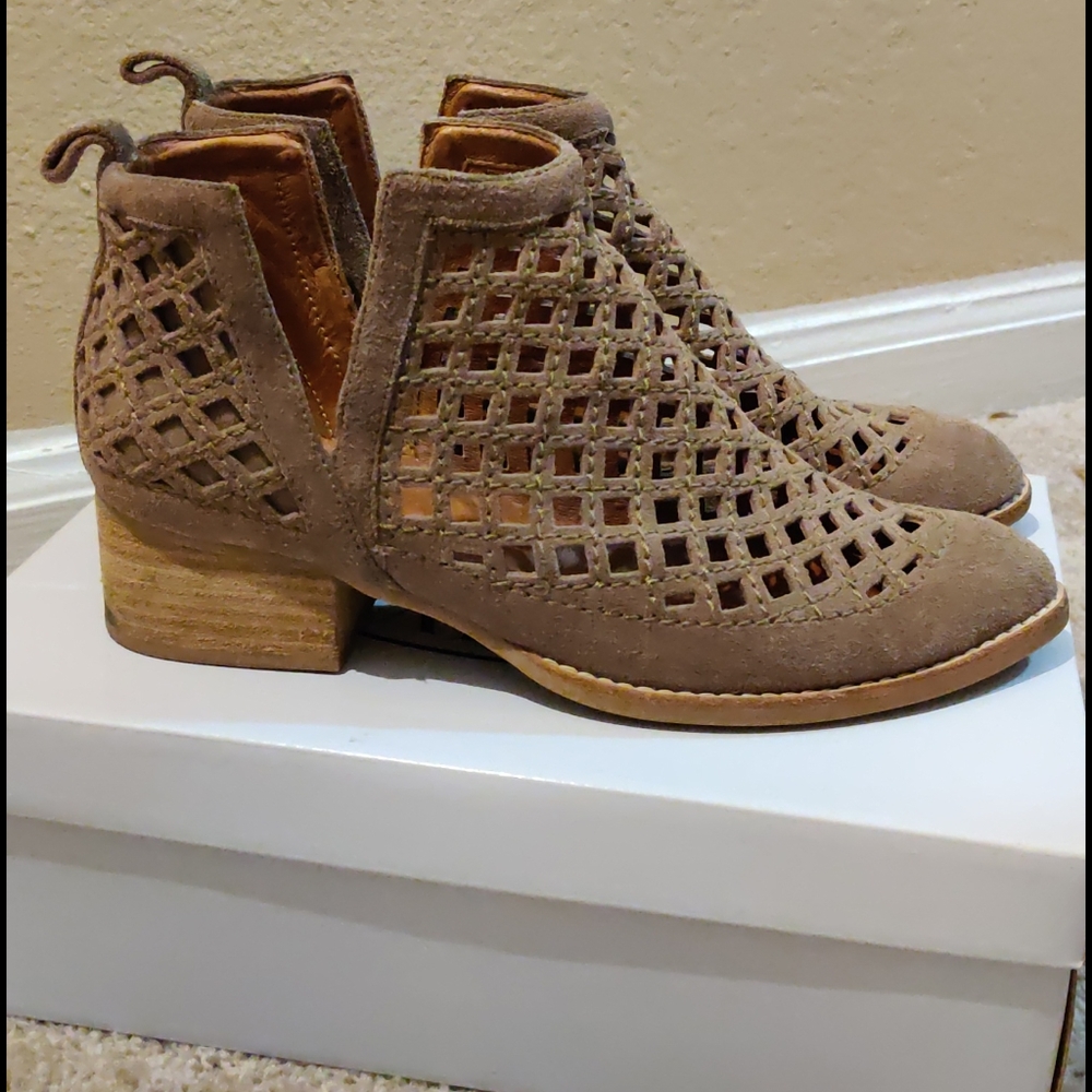 Jeffrey Campbell size 8 all leather boot